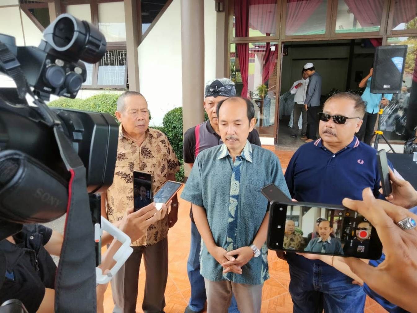 Banyak tokoh masyarakat yang menghadiri deklarasi warga Kecamatan Kuningan dan Cigugur mendukung pemenanggan Yanuar Prihatin menjadi Bupati Kuningan 2024-2029.*