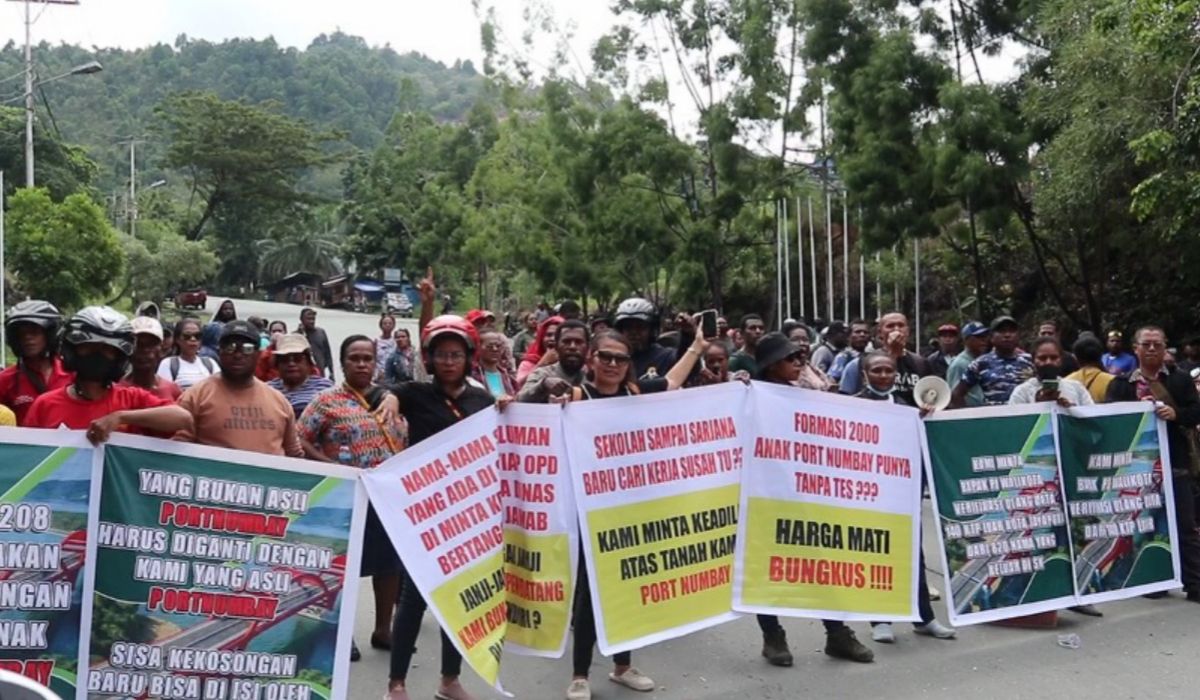 Sejumlah massa protes nama-nama CASN di Kota Jayapura