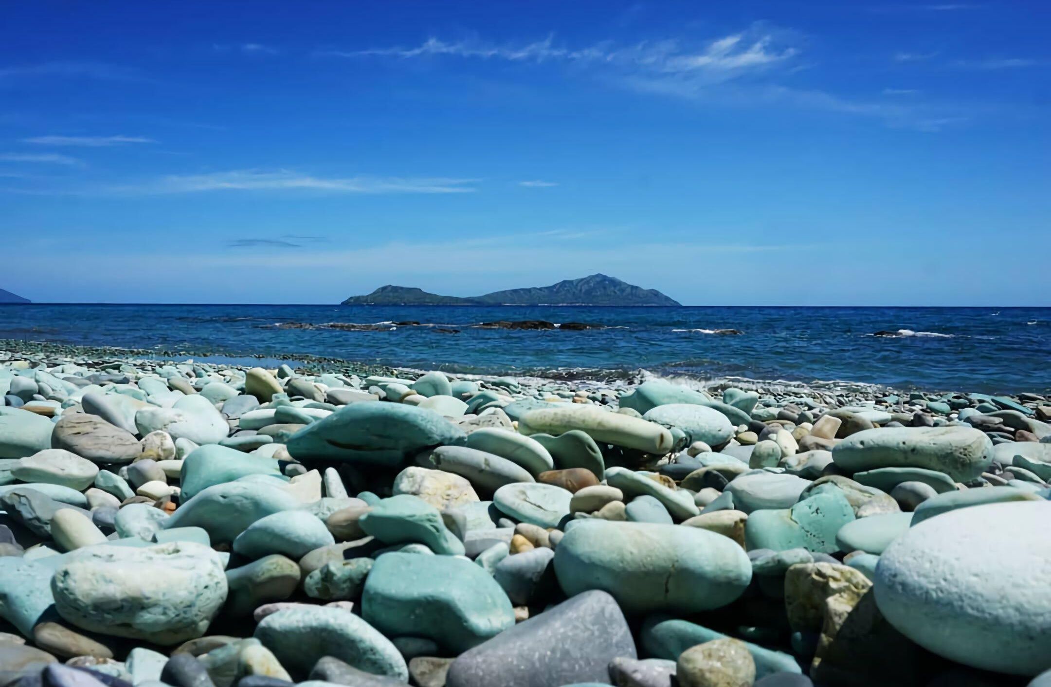 Pantai Batu Biru, salah satu spot wisata pantai di Kabupaten Ende. Foto