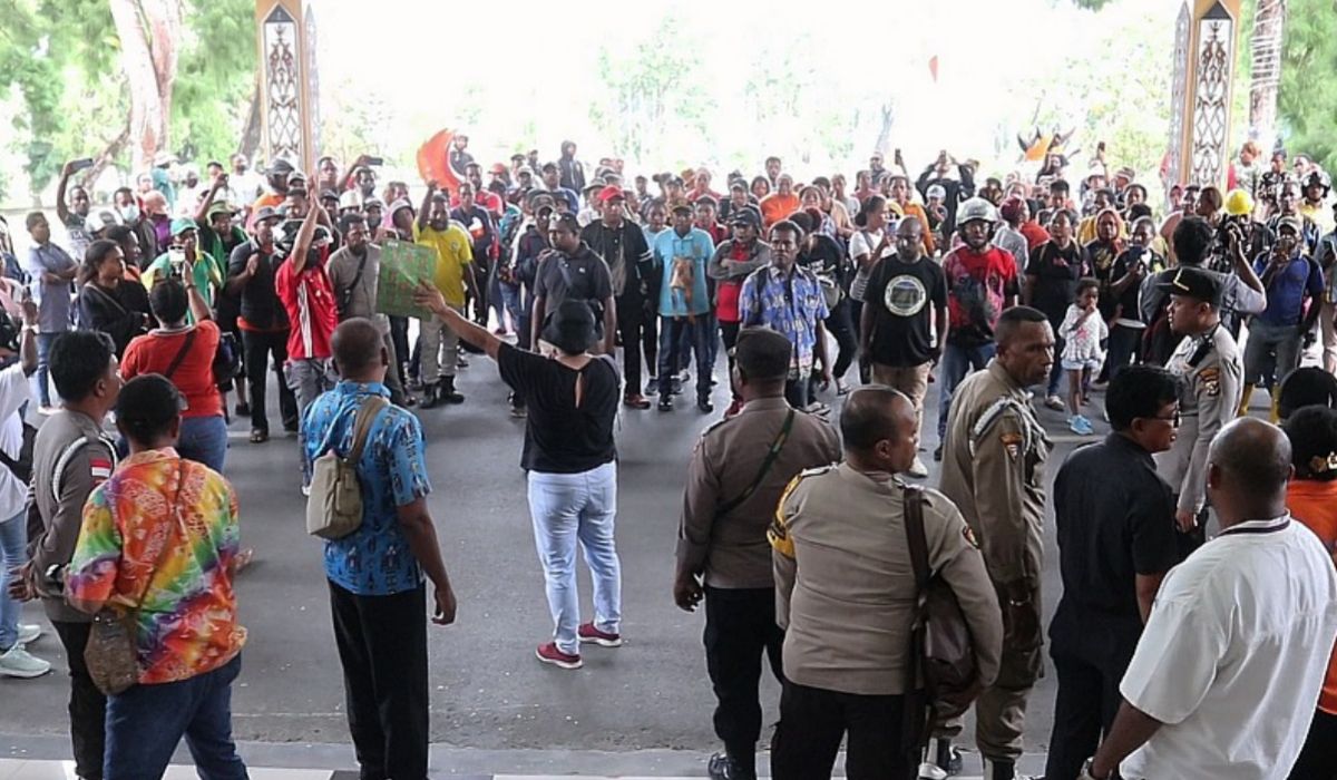 Sejumlah massa melalukan aksi protes di depan Kantor Wali Kota Jayapura pada Kamis, 27 Juni 2024