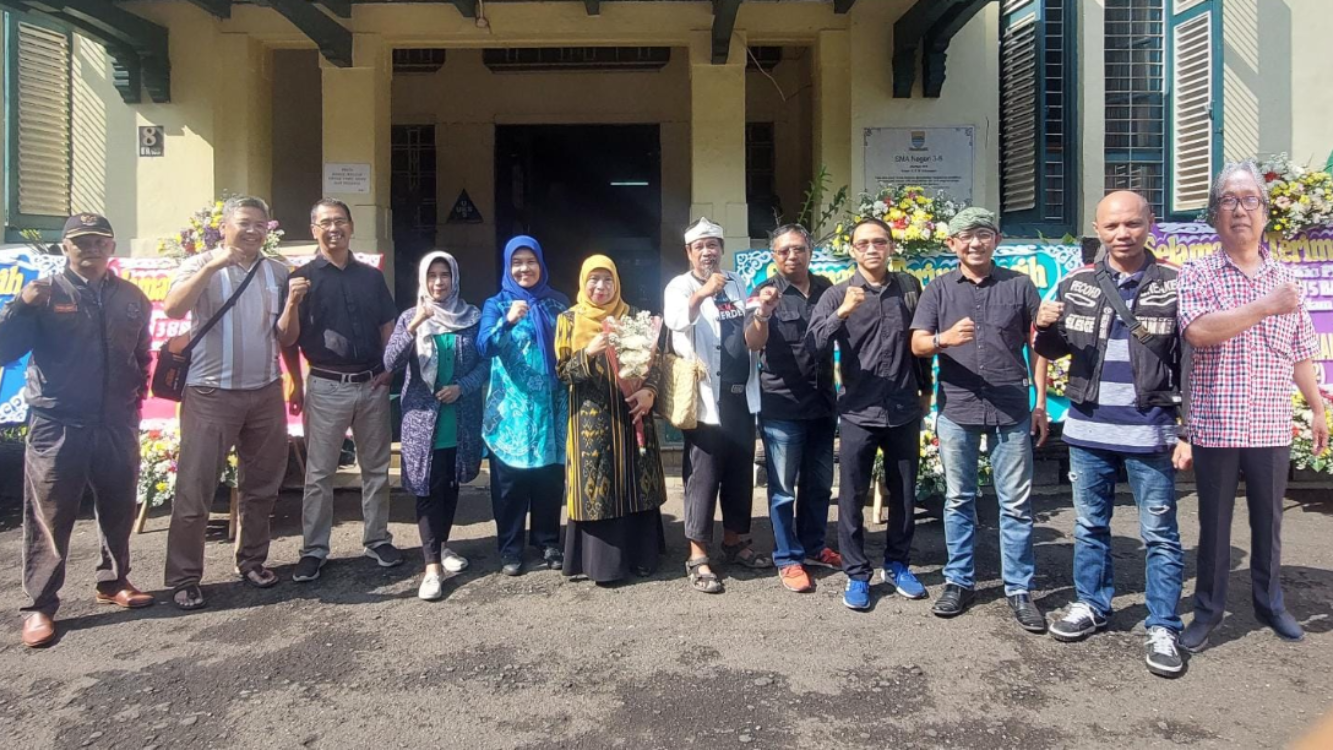 Para aktivis pendidikan Jabar berfoto usai menyerahkan karangan bunga ke SMAN 5 dan SMAN 3 Bandung yang telah mendiskualifikasi CPD curang