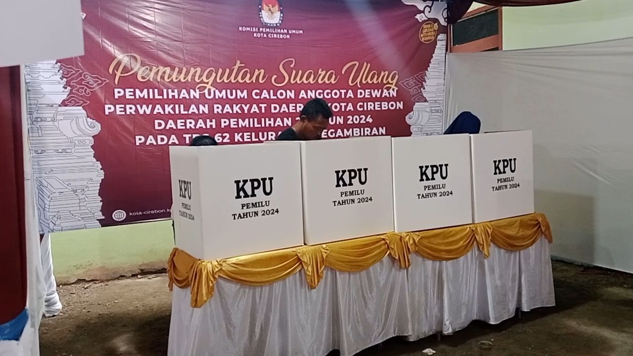 Suasana PSU di TPS 62 Kelurahan Pegambiran, Kecamatan Lemahwungkuk, Kota Cirebon, Jawa Barat, Sabtu, 29 Juni 2024 pagi. 