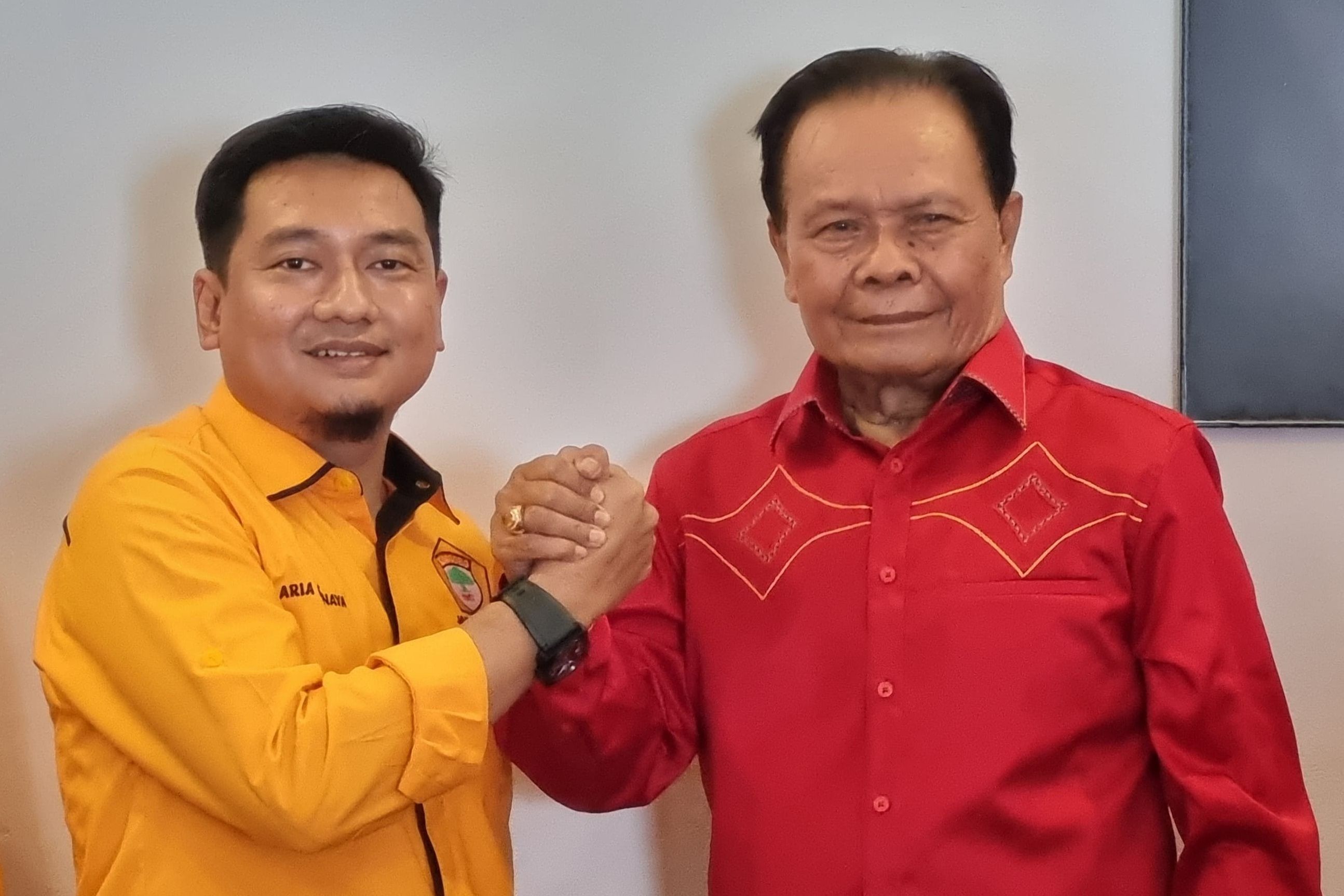 Ketua PDK Kosgoro 1957, Aria Girinaya (kiri) dan Ketua Depidar SOKSI Jawa Barat, Yod Mintaraga berjabat tangan seusai mendeklarasikan sikap untuk Pilkada Jawa Barat 2024, di Kopitera Dago, Kota Bandung pada Sabtu 29 Juni 2024.
