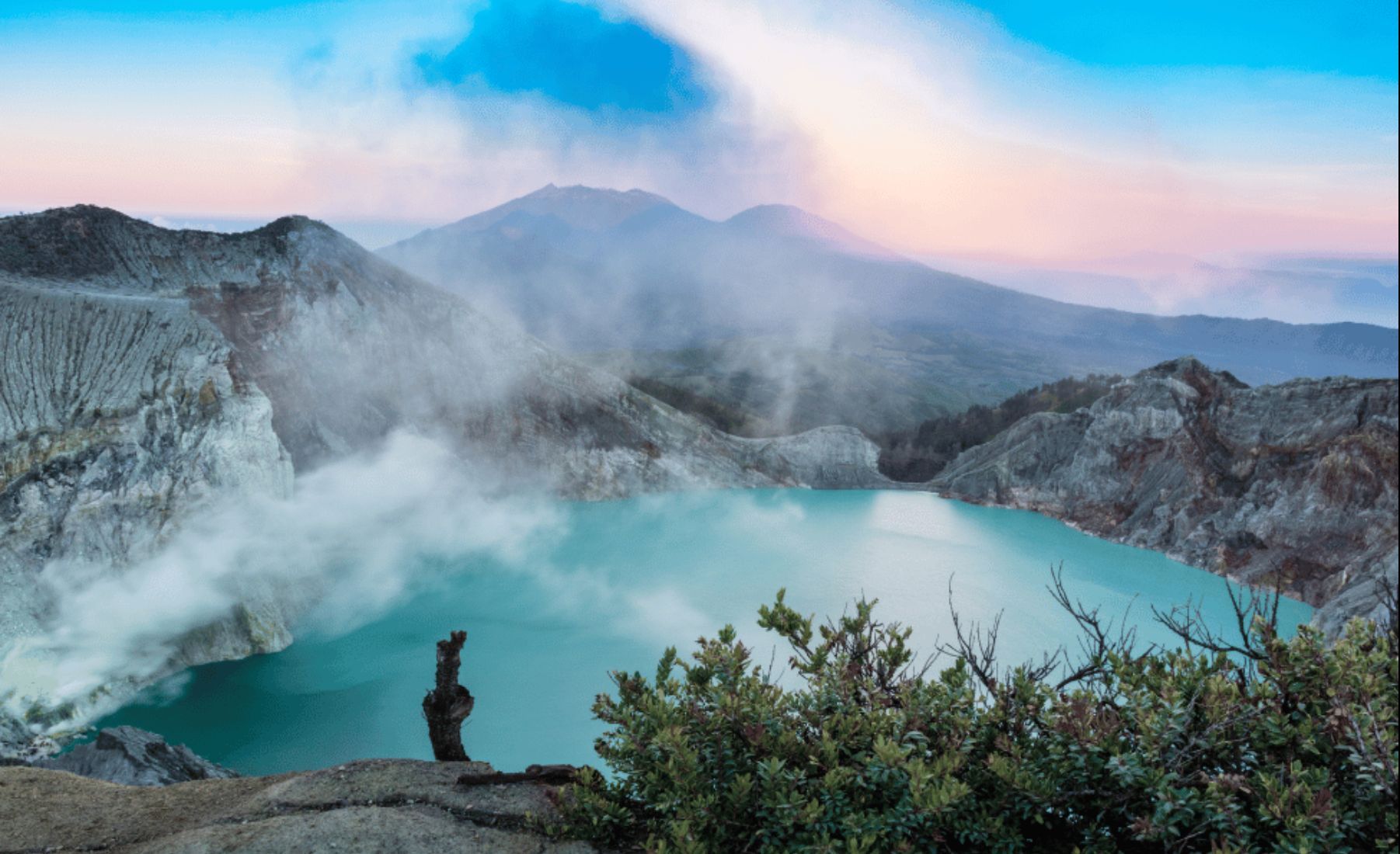 Kawah Ijen yang berlokasi di Gunung Ijen
