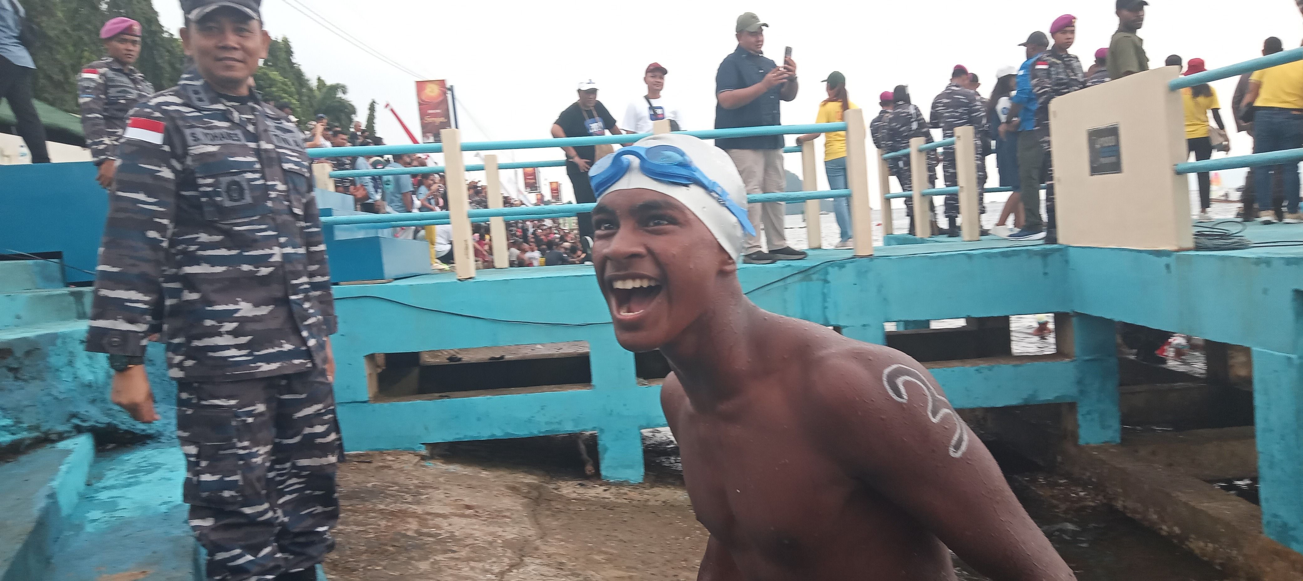 Spenyel Utrek Lucky Yarangga juara 1 kategori pria jarak 2.000 Meter  (Portal Papua) Silas Ramandey