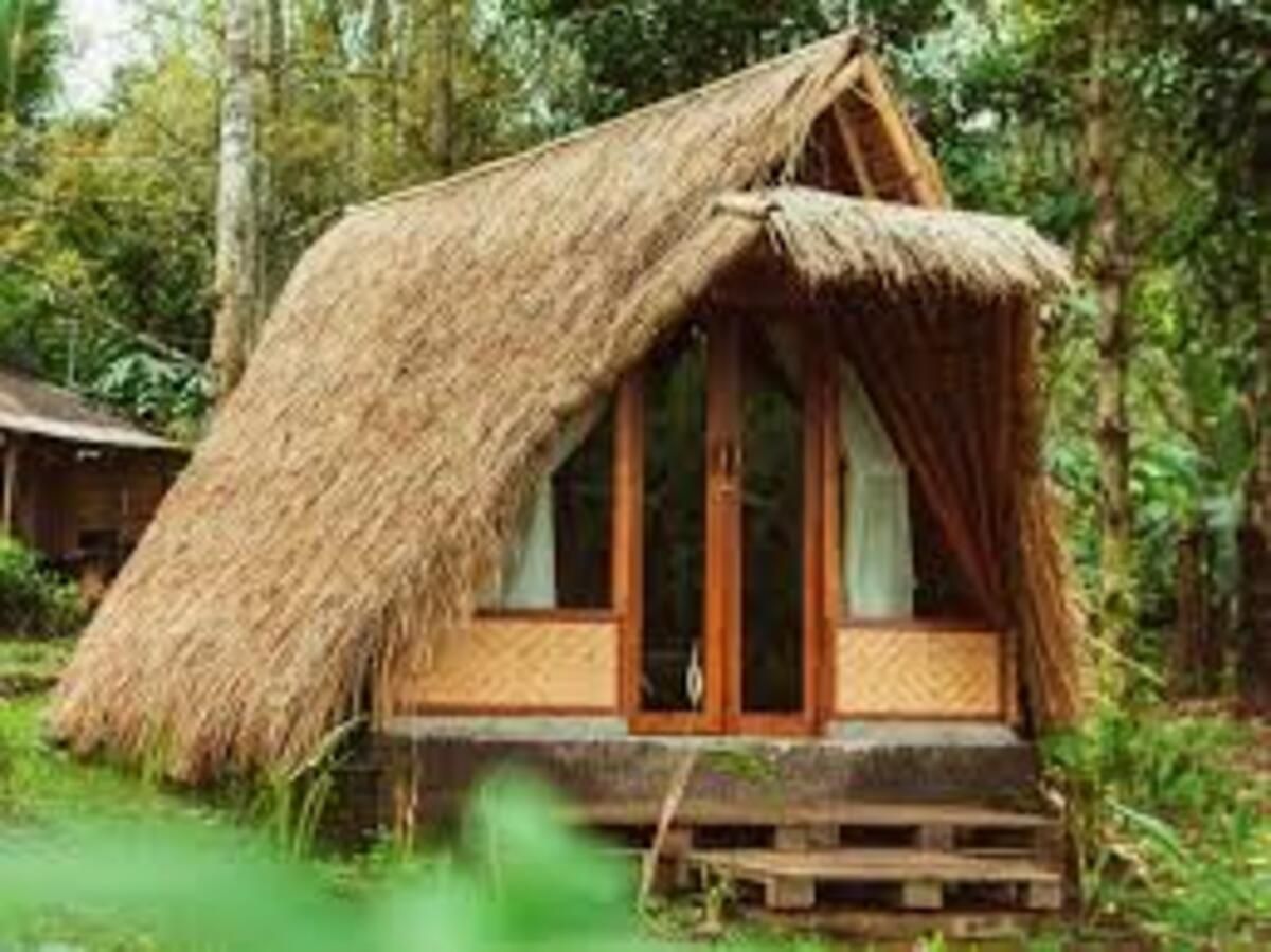 Kabin tradisional dari bahan kayu dan atap rumbia.*