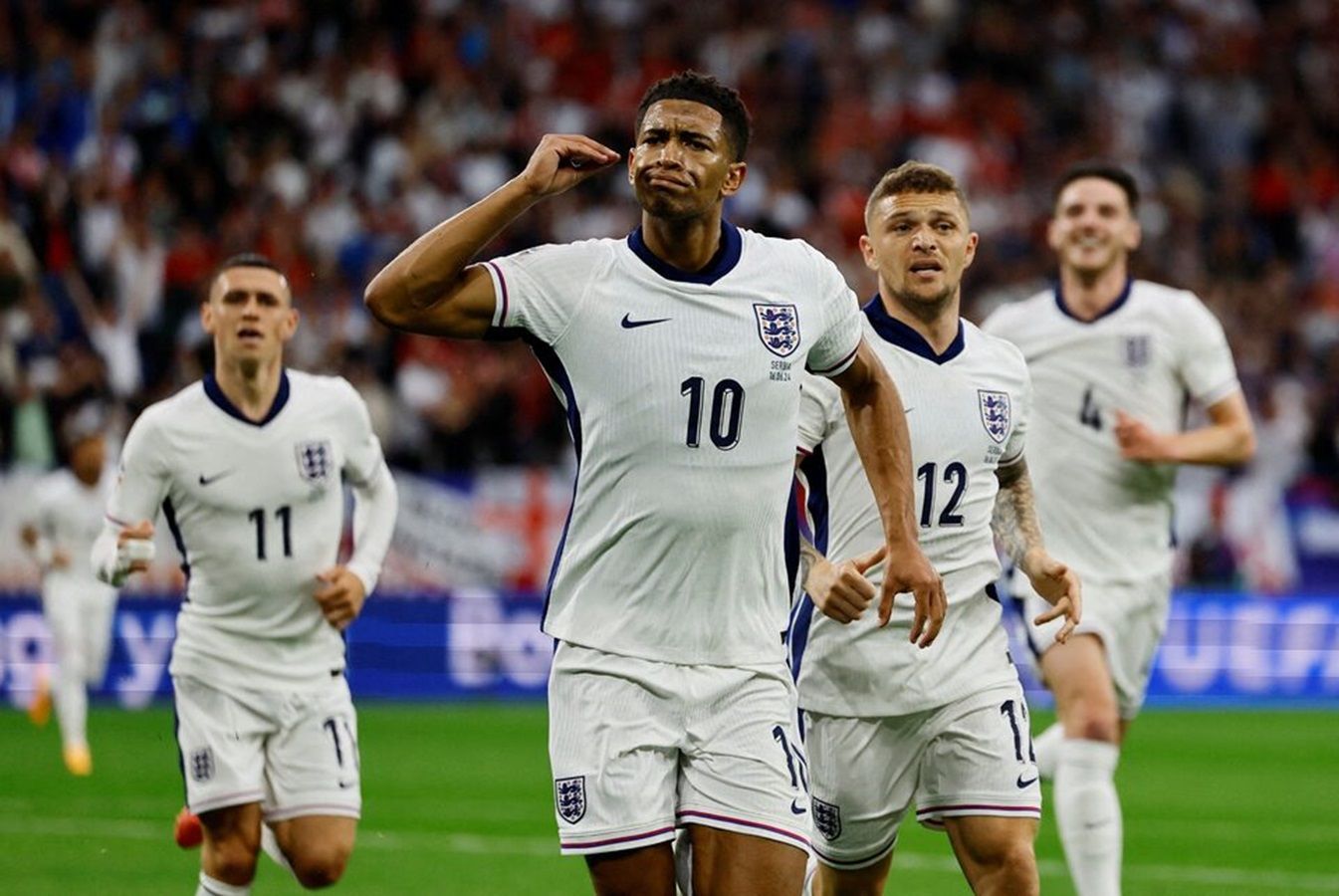 Para pemain timnas Inggris merayakan gol di Euro 2024.