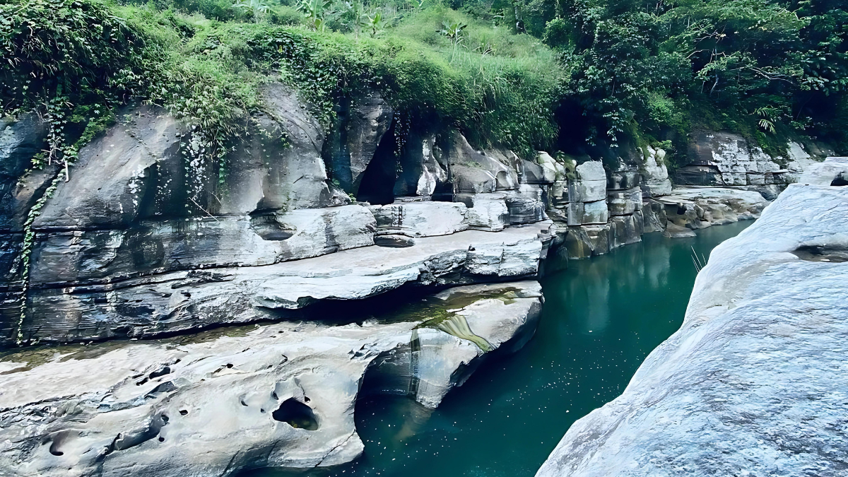 Air jernih dan bebatuan memukau di Tonjong Canyon Tasikmalaya. / Instagram /