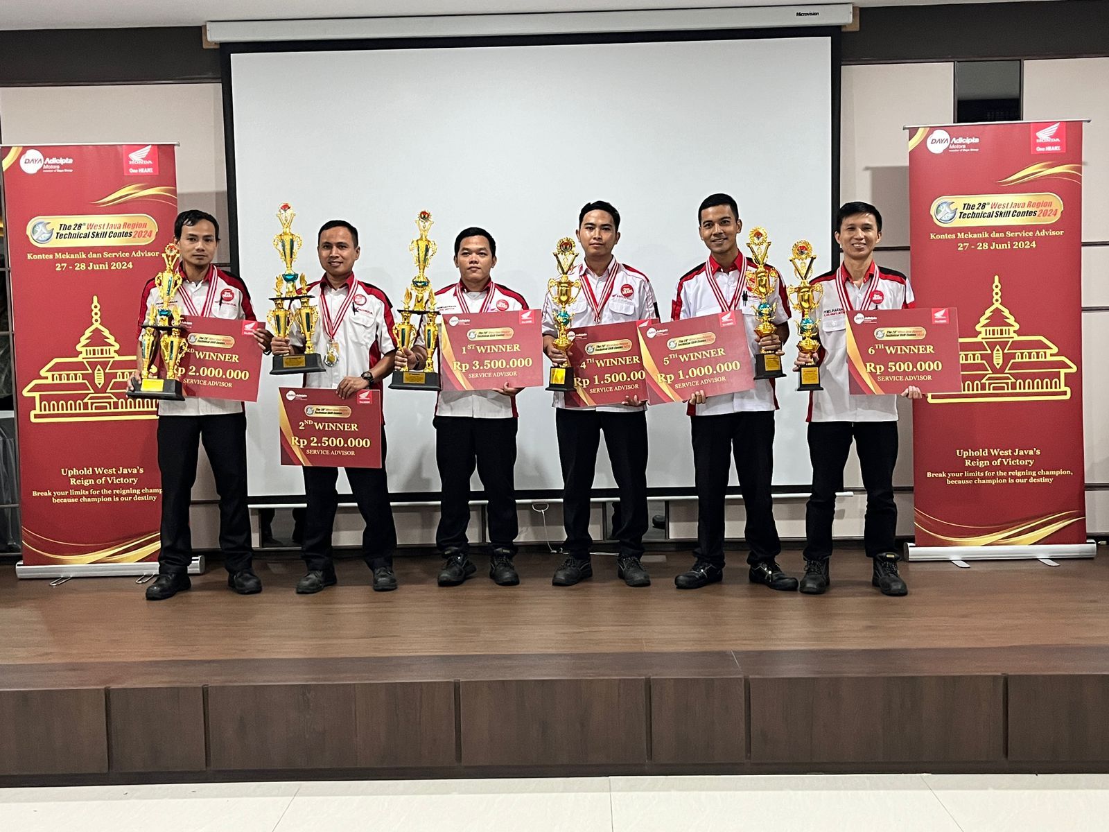 Para pemenang kategori service advisor di kontes 28th Astra Honda Motor Technical Skill Contest 2024