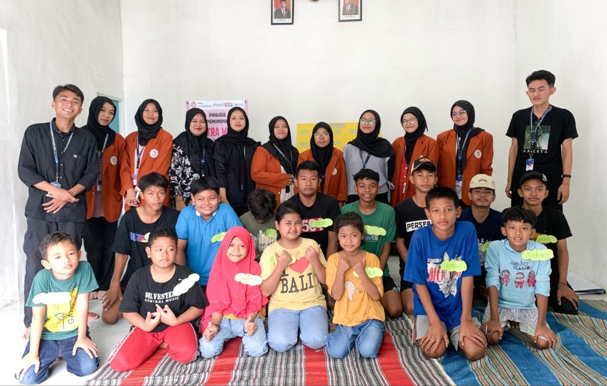 Mahasiswa PPG Prajabatan UKWMS berfoto bersama anak-anak di kawasan Srikana Timur, Surabaya