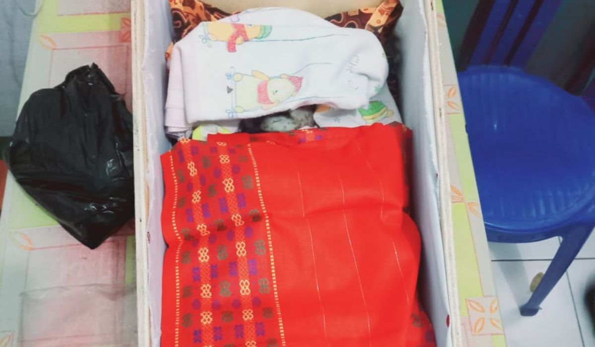 Jasad bayi yang tak utuh yang ditemukan di Desa Lamawohong, Solor Barat, ditempatkan di dalam peti sebelum disemayamkan dan dimakamkan.//