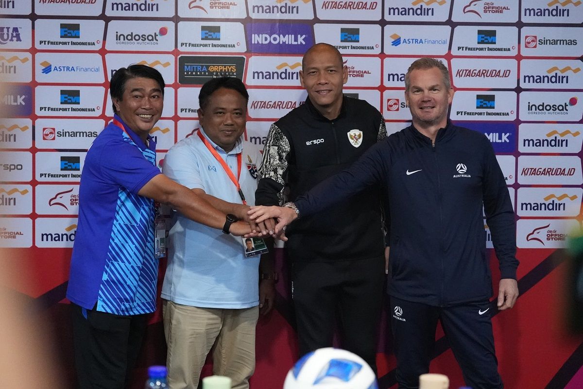 Pelatih Timnas Indonesia U16 Nova Arianto bersalaman dengan Pelatih Australia (ketiga dan keempat dari kiri) saat konferensi pers sehari menjelang pertandingan, Minggu 30 Juni 2024.*/PSSI