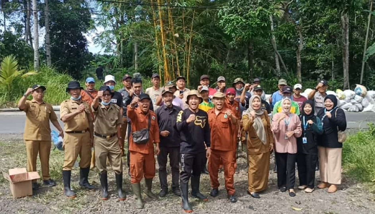Aksi sosial bersih sungai dan penanaman pohon di Kecamatan Sindangkasih dan Cihaurbeuti Kabupaten Ciamis, Senin 1 Juni 2024.*/Kabar Priangan/Dok. Pedalgas
