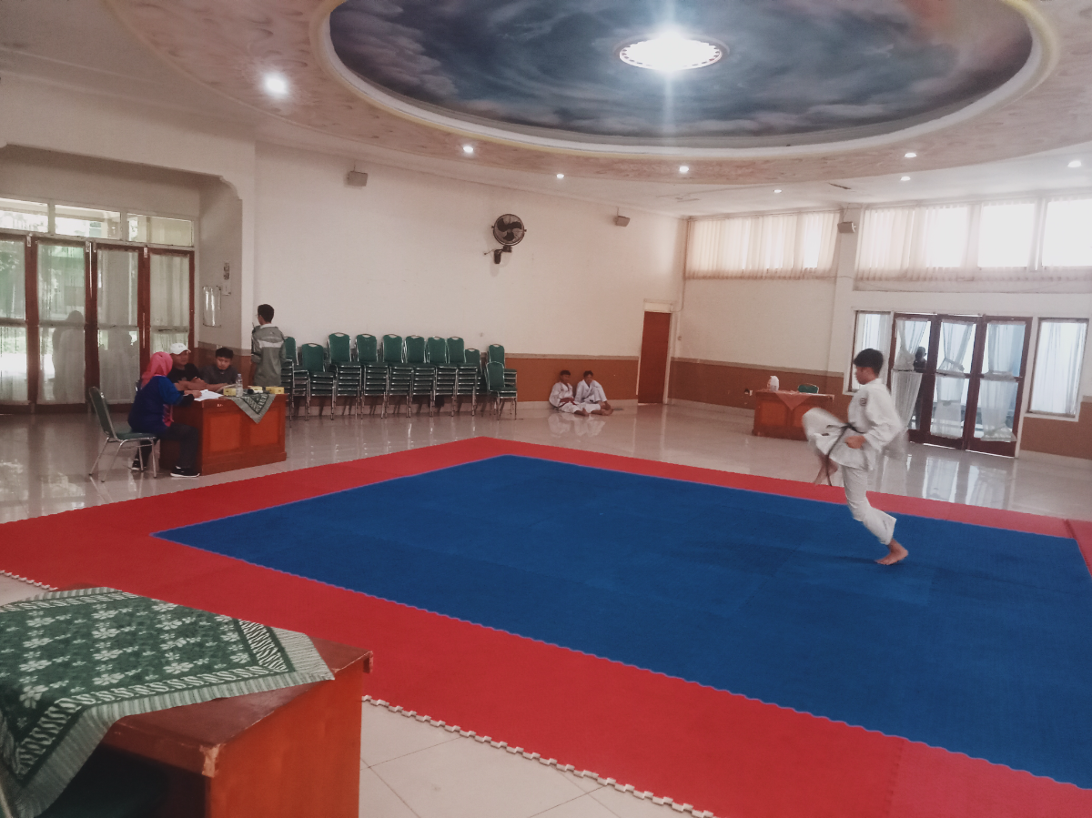 Uji kompetensi karate dalam seleksi jalur prestasi kejuaraan PPDB SMKN 1 Cimahi 
