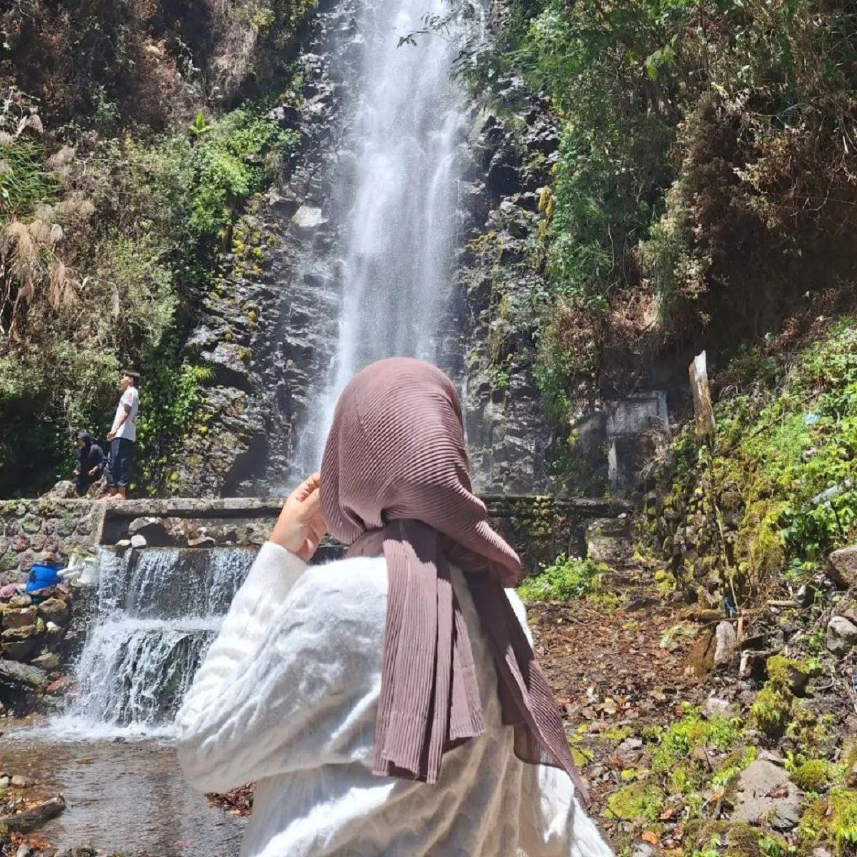 Temukan kecantikan Air Terjun Tirtosari di Telaga Sarangan, Magetan. Panduan trekking, tips berkunjung, dan nilai spiritual tempat ini.