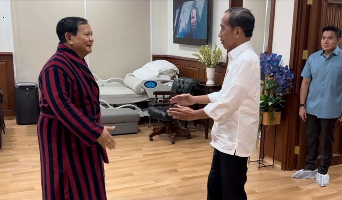 Potret Presiden Jokowi menjenguk Prabowo Subianto pasca-operasi, di Rumah Sakit Pusat Pertahanan Negara (RSPPN) Panglima Besar Soedirman, Jakarta.