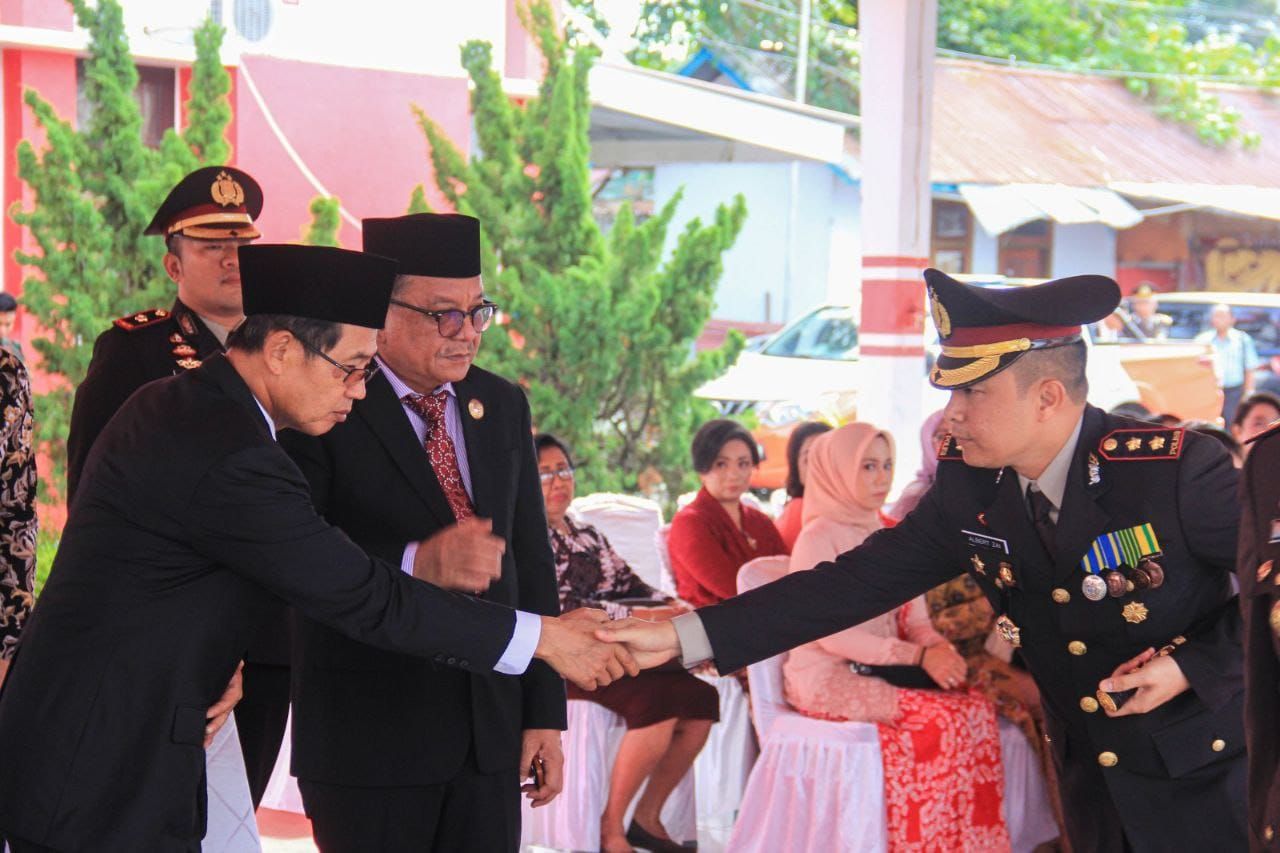 Wakil Walikota dan Kapolres Bitung saling berselaman usai upacara peringatan HUT Bhayangkara