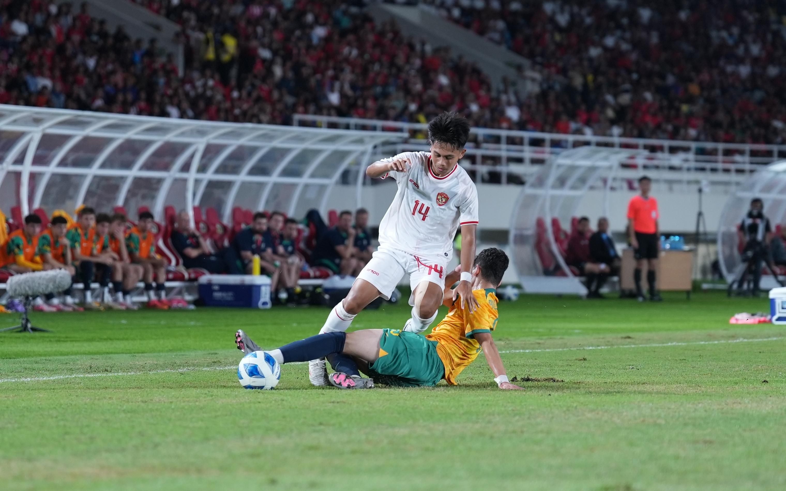 Laga sengit timnas Indonesia U16 vs Australia U16 di Stadion Manahan Solo, Senin, 1 Juli 2024.