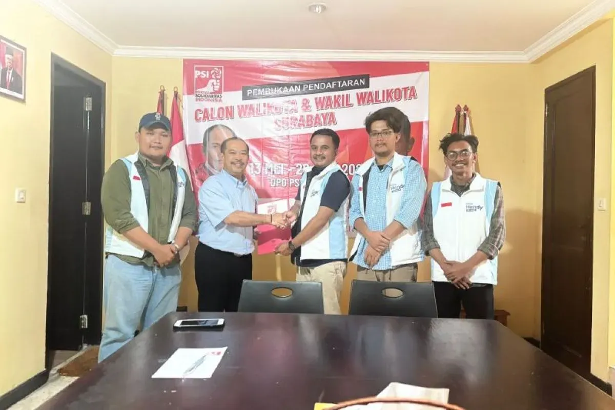 Tim relawan yang mewakili Hendy Setiono mengambil formulir pendaftaran calon kepala daerah di kantor PSI Surabaya. /Relawan Hendy Setiono