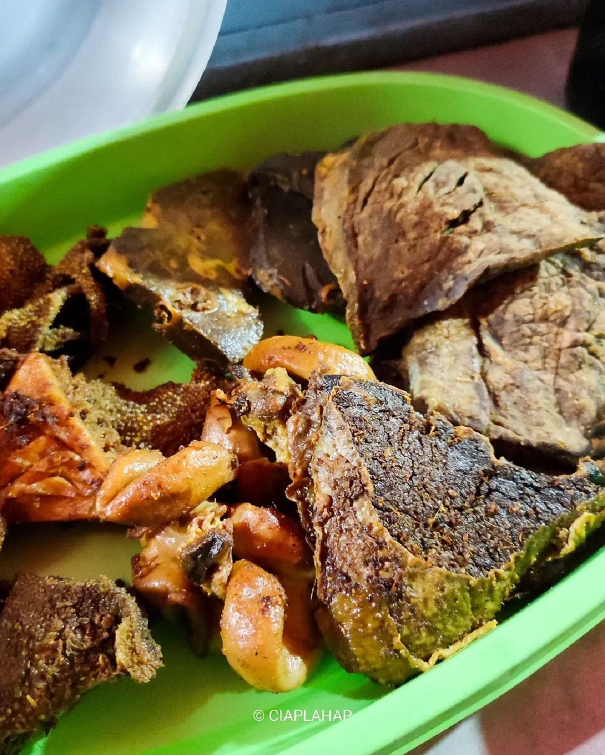 Soto daging dengan porsi jumbo, kuah segar, dan jeroan goreng lezat di Kediri. Cocok untuk pecinta kuliner yang ingin kenyang dan puas! / Instagram @ciaplahap