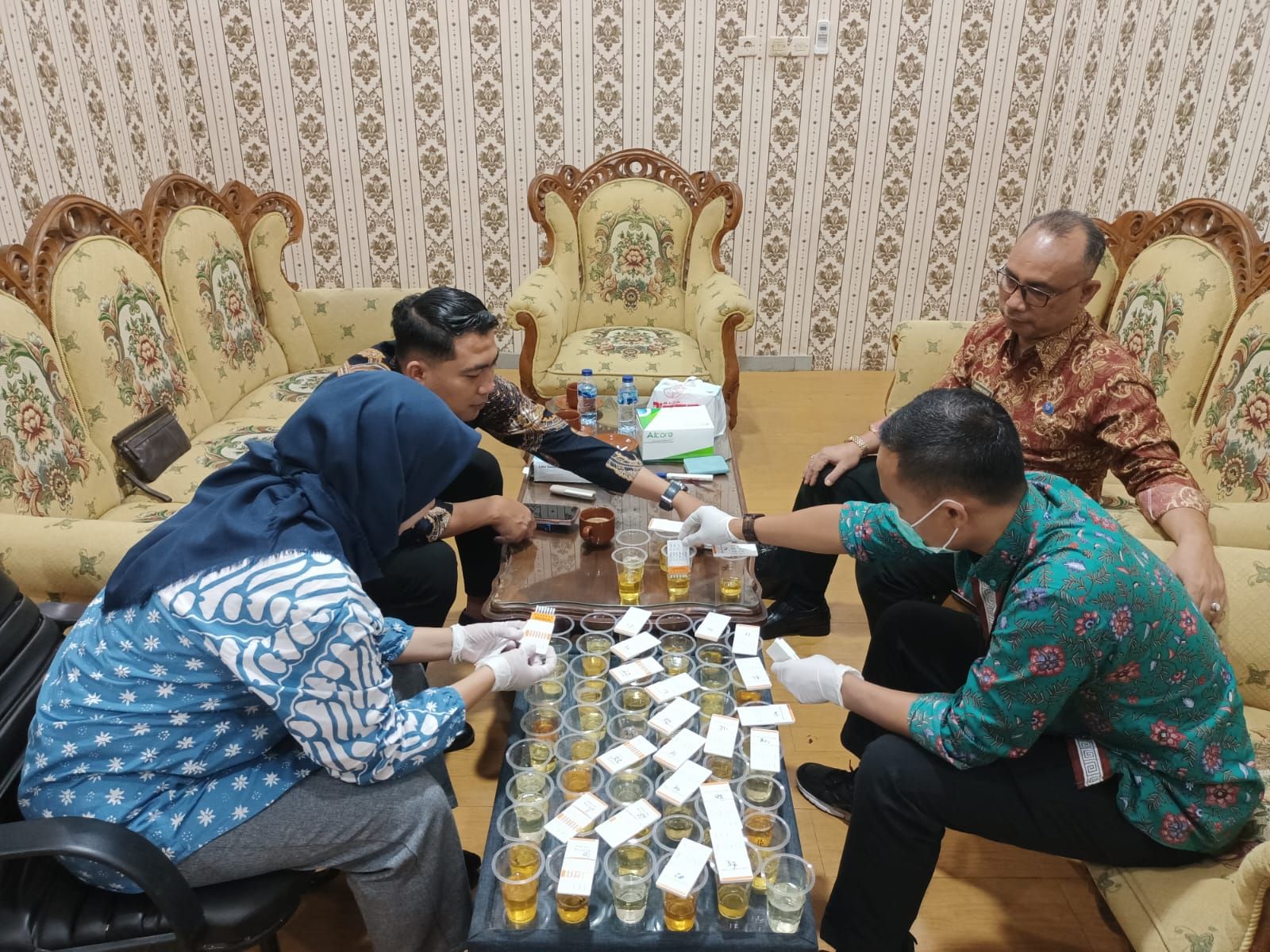 Petugas BNNK Sukabumi tengah memeriksa urine para pegawai Kejari Sukabumi