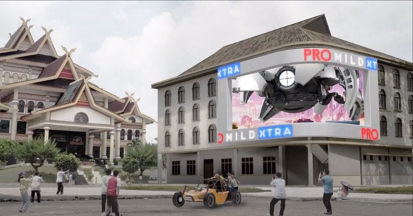 Videotron raksasa mengundang perhatian dan tanya banyak orang. Video tersebut terlihat berada di Anjungan Seni Idrus Tintin, Pekanbaru, Riau.