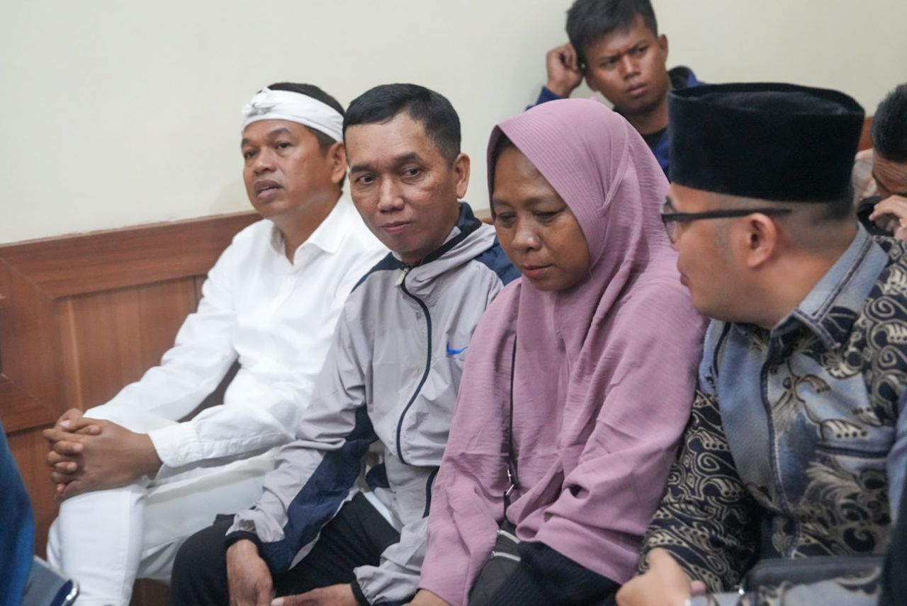 KDM saat menghadiri sidang praperadilan di PN Bandung bersama keluarga Pegi Setiawan