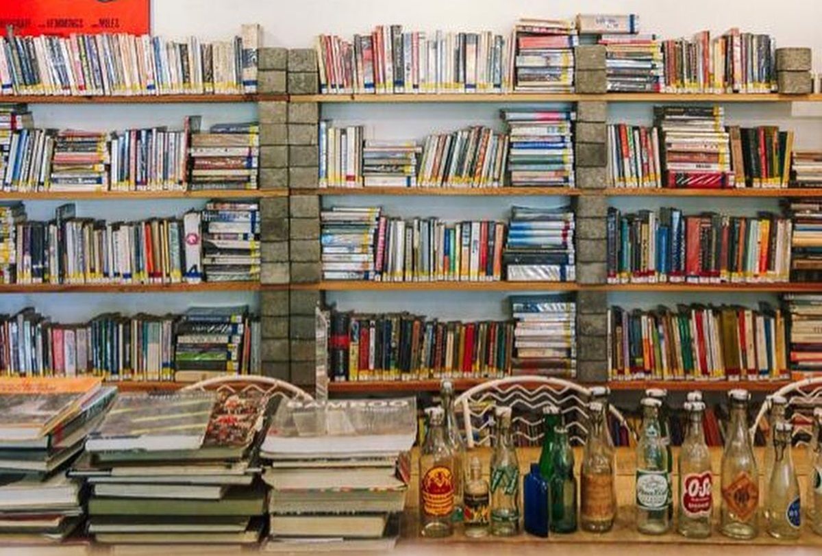 Salah satu spot ruang buku di Kineruku.