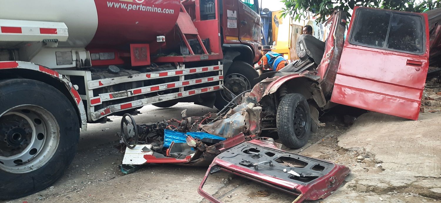 Kondisi mobil jenis carry hancur berantakan setelah mengalami kecelakaan di Jalan Raya Cipatat, Kampung Warungtiwu, Desa Ciptaharja, Kecamatan Cipatat, Kabupaten Bandung Barat pada Rabu 3 Juli 2024.