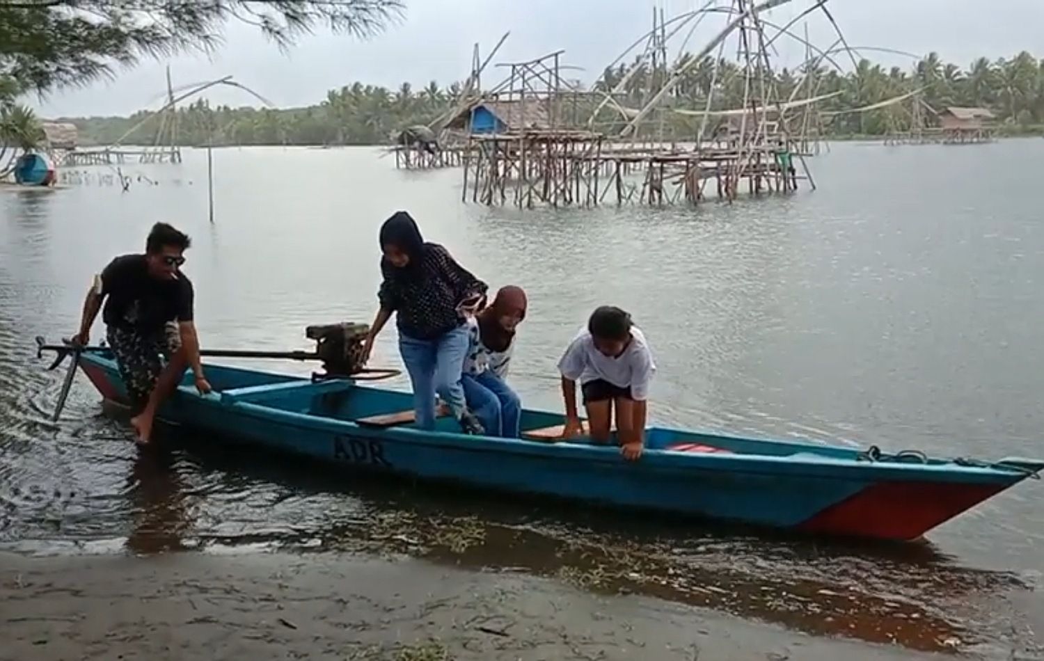 Pengunjung saat berwisata ke objek wisata Tanjung Cemara Pantai Karang Tirta, Sukaresik, Kecamatan Sidamulih Kabupaten Pangandaran.