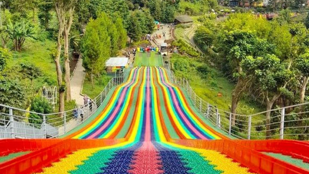 Potret wahana permainan seru Rainbow Slide dari ketinggian yang ada di tempat wisata Floating Market Lembang