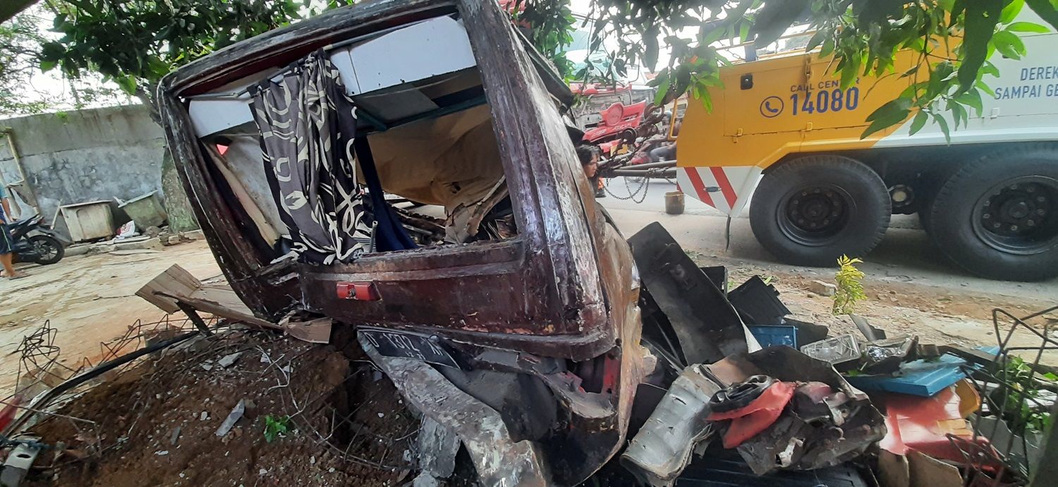 Kondisi mobil jenis carry hancur berantakan setelah mengalami kecelakaan di Jalan Raya Cipatat, Kampung Warungtiwu, Desa Ciptaharja, Kecamatan Cipatat, Kabupaten Bandung Barat pada Rabu 3 Juli 2024.