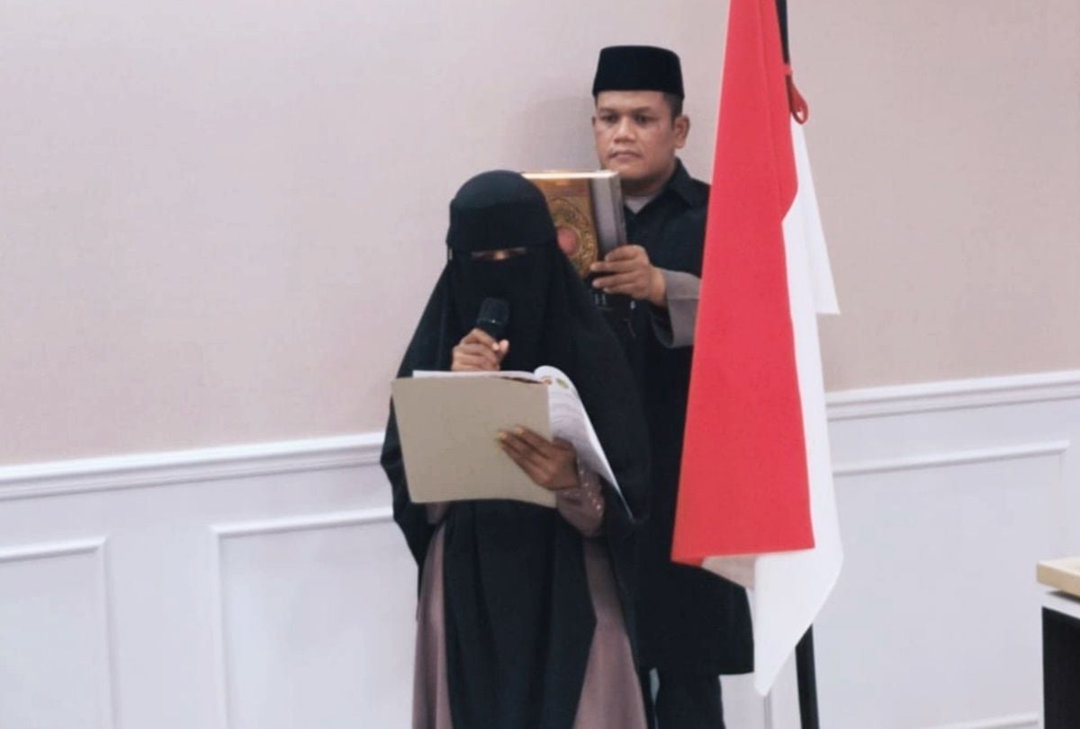 Mantan Napiter Siska Nur Azizah  menyatakan kesetiaannya kepada NKRI, Rabu (3/7/2024) di Mapolres Ciamis. Siska terlibat penyerangan Mako Brimob Tahun 2018..Dia divonis 3,5 tahun.