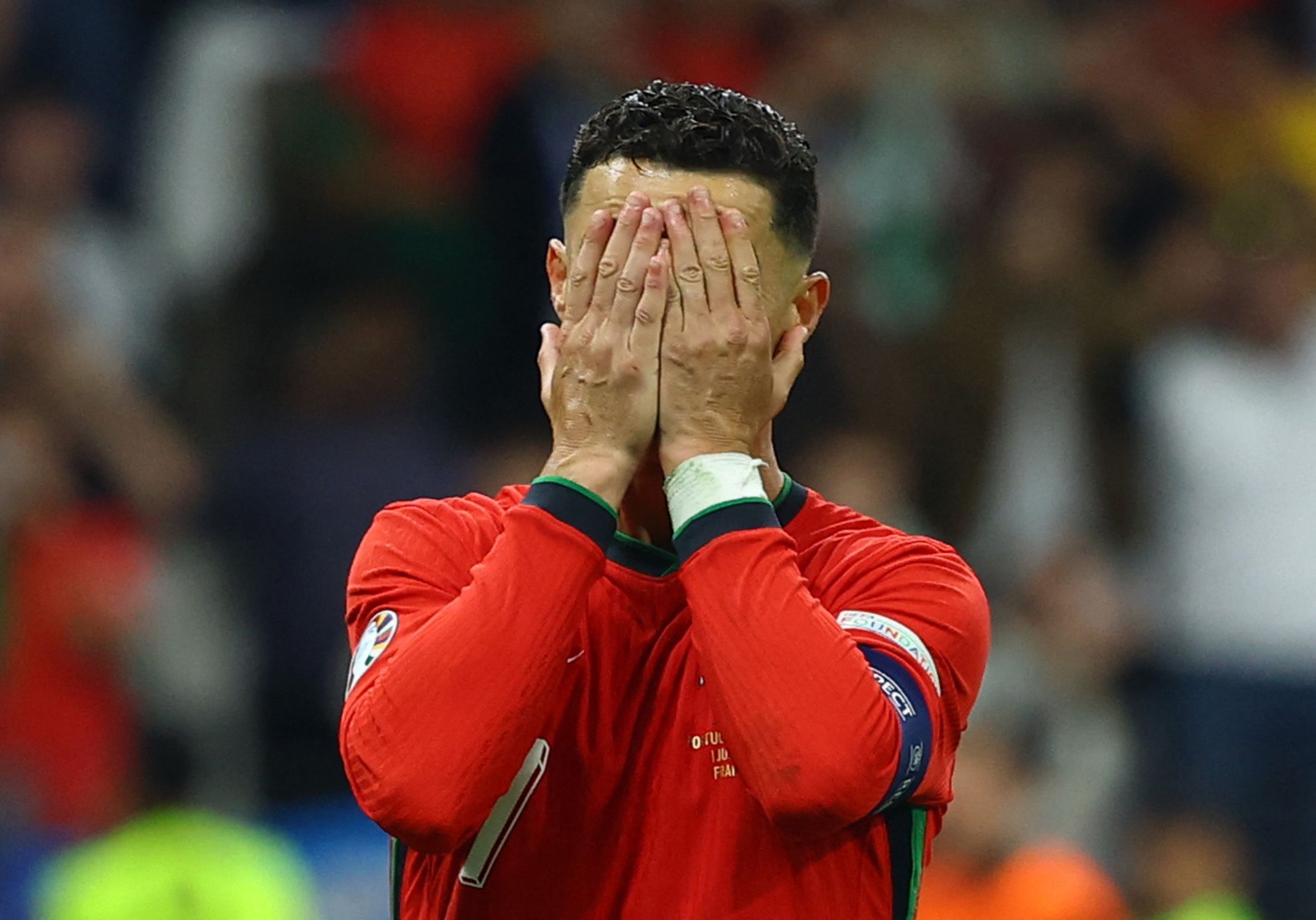 Kapten Portugal Cristiano Ronaldo tampak putus asa setelah gagal mengeksekusi tendangan penalti. 