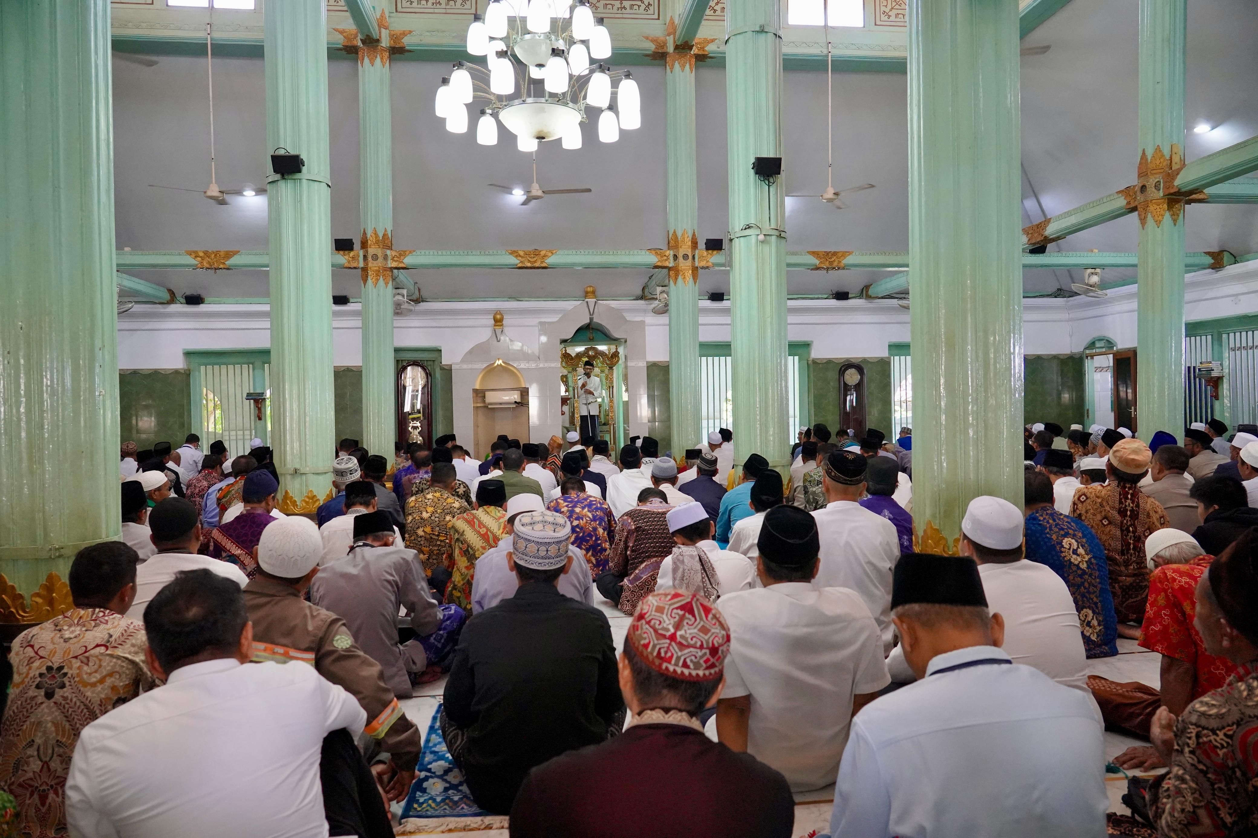 Menteri Agraria dan Tata Ruang/Kepala Badan Pertanahan Nasional (ATR/BPN), AHY serahkan empat sertipikat tanah wakaf di Masjid Besar Ainul Yaqin Sunan Giri, Kabupaten Gresik pada Jumat 5 Juli 2024