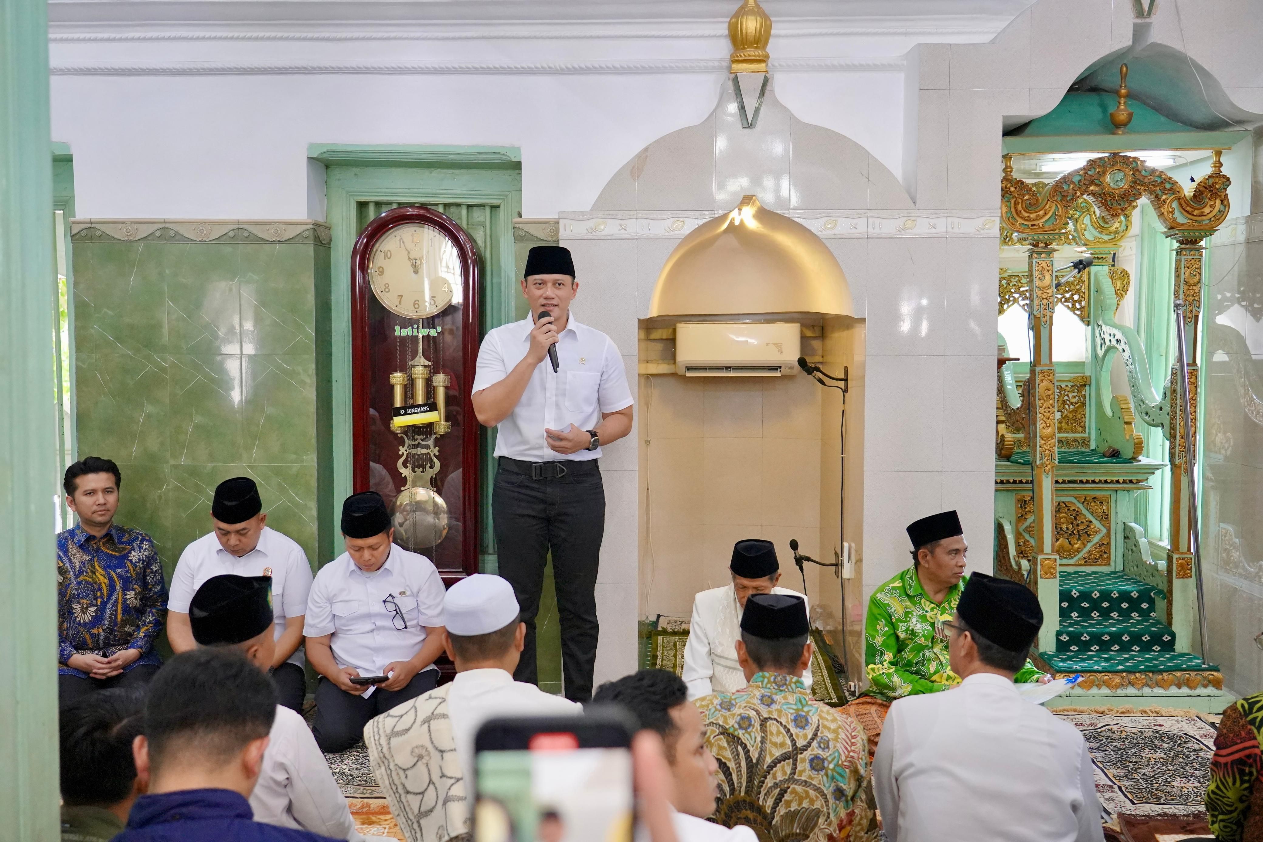 Penyerahan sertipikat tanah Masjid Ainul Yaqin Sunan Giri Gresik dilakukan langsung oleh Menteri Agraria dan Tata Ruang/Kepala Badan Pertanahan Nasional (ATR/BPN), Agus Harimurti Yudhoyono (AHY) usai Salat Jumat 5 Juli 2024.