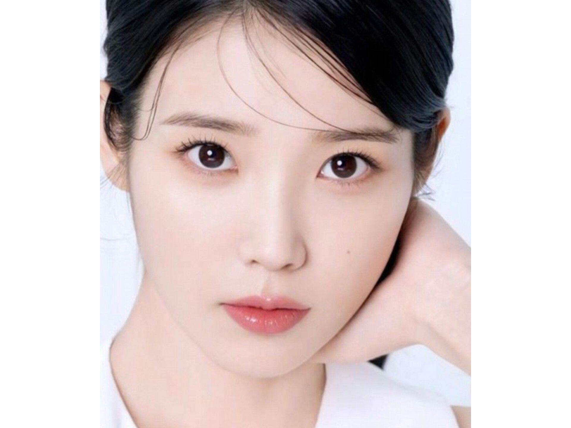 Inspirasi Makeup Ala IU dengan Tampilan Natural Glow Hingga Soft Smokey ...