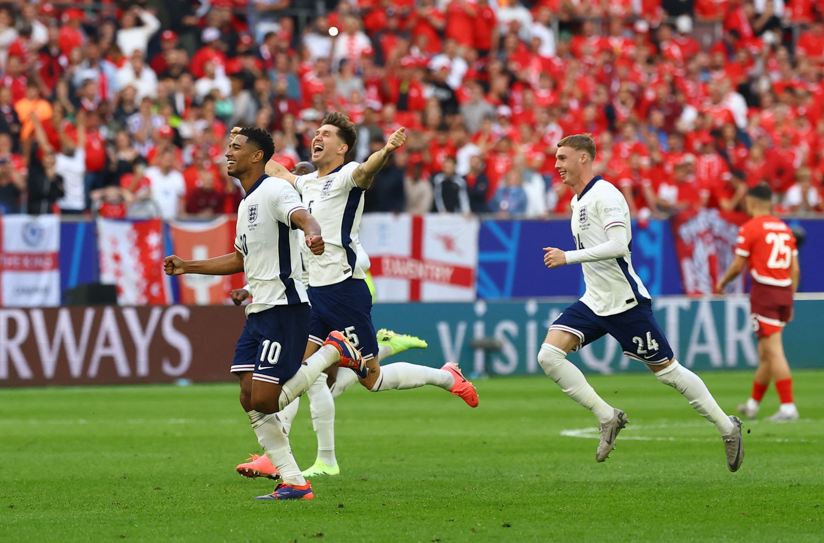  Jude Bellingham, John Stones, dan Cole Palmer dari Inggris merayakan kemenangan dalam adu penalti di perempat final Euro 2024.
