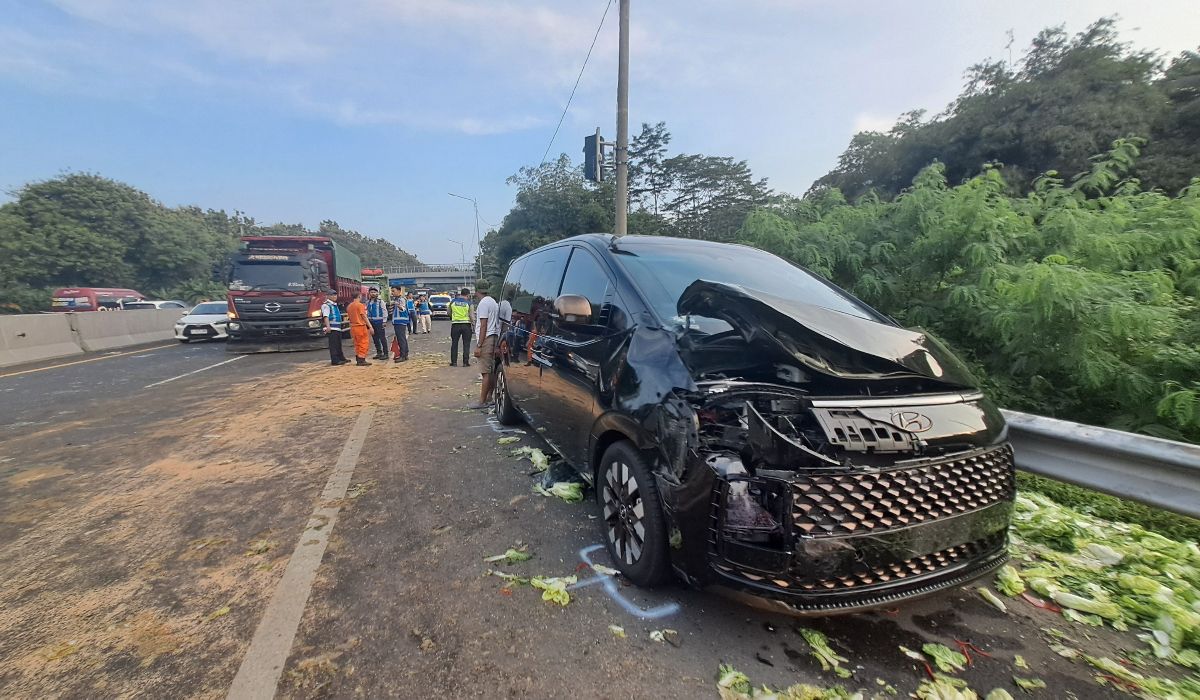 Sejumlah kendaraan dievakuasi dari lokasi tabrakan beruntun di Kilometer 85 Tol Cipularang Kabupaten Purwakarta, Rabu, 10 Juli 2024. Kecelakaan yang melibatkan 10 kendaraan diduga akibat bus mengalami rem blong.