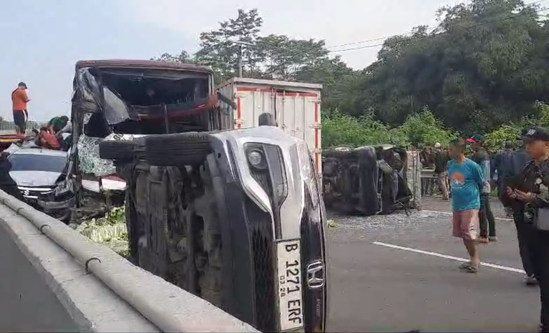 Tabrakan beruntun di Jalan Tol Cipularang arah Jakarta, Rabu 10 Juli 2204 sore