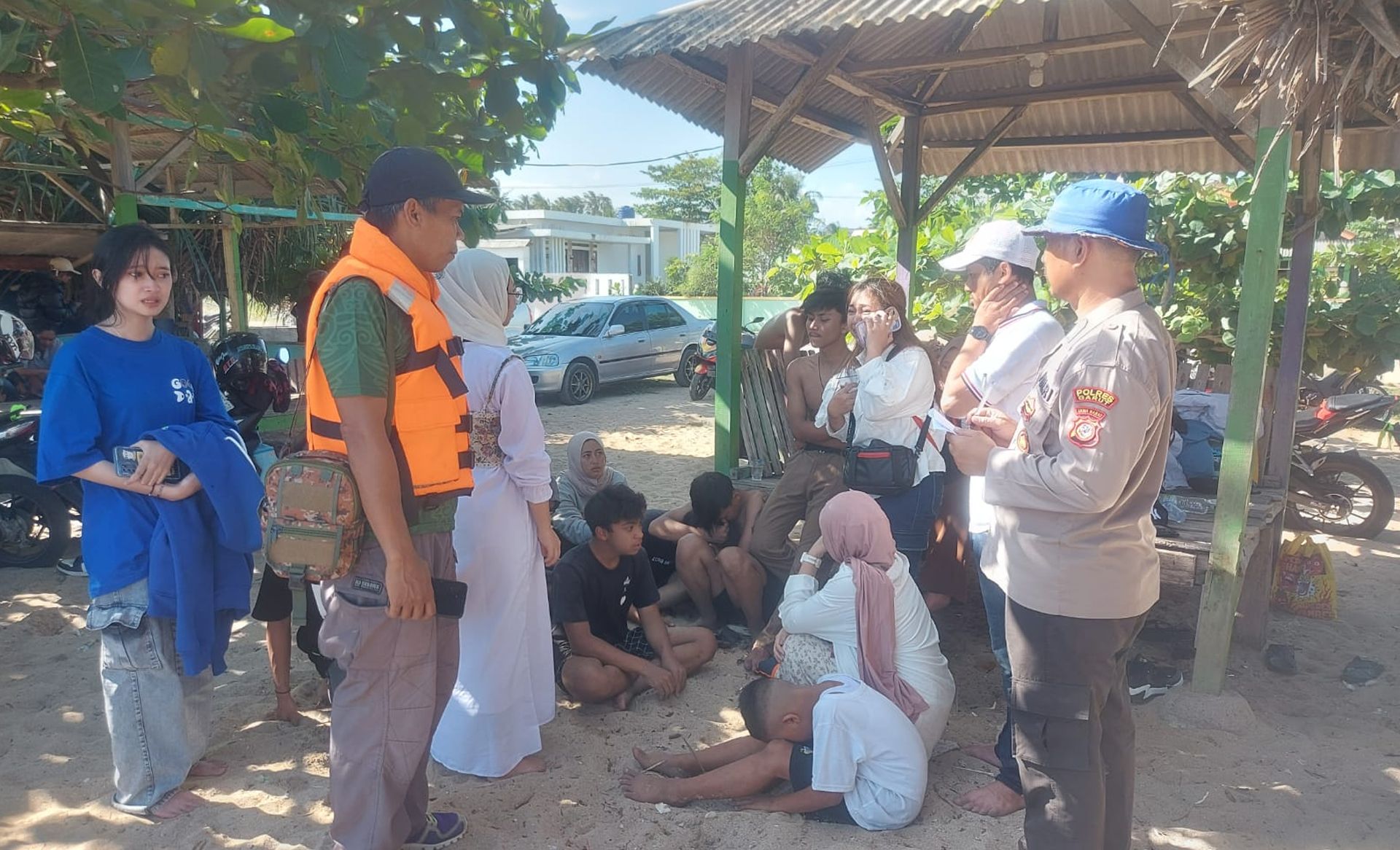 Teman-teman korban tenggelam terlihat panik di Pantai Karang Papak Garut, Kamis 11 Juli 2024