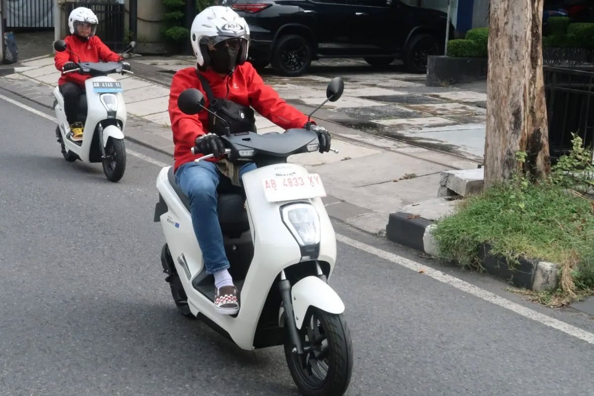 Motor listrik Honda EM1 e -  Honda juga tidak mau ketinggalan dengan menghadirkan motor matic yang dilengkapi dengan fitur konektivitas dan keselamatan yang canggih.