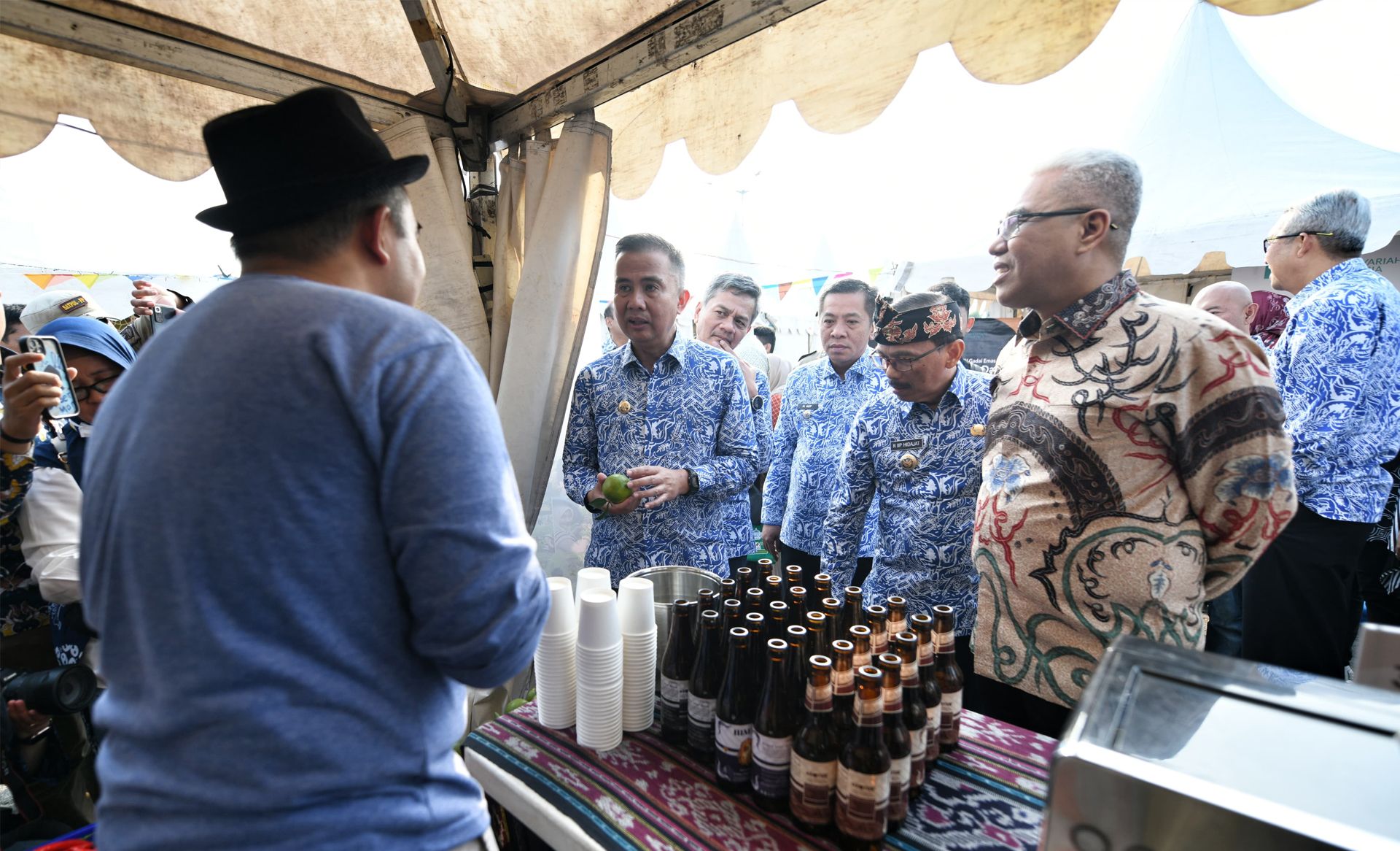 Penjabat Gubernur Jawa Barat Bey Machmudin menghadiri Peringatan Hari Koperasi Ke -77 Tingkat Provinsi Jabar sekaligus membuka Gelar Produk Koperasi di Lapangan Street Carnival Galuh Mas, Kabupaten Karawang, Jumat 12 Juli 2024