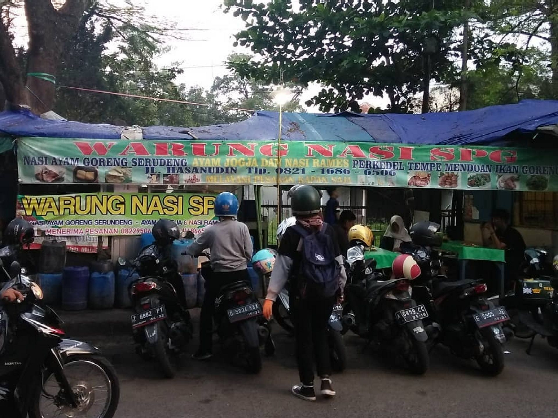 Ayam Goreng SPG. 9 ayam goreng enak dan terkenal di Bandung, mulai dari Ayam goreng SPG, Olie hingga Hawaii 