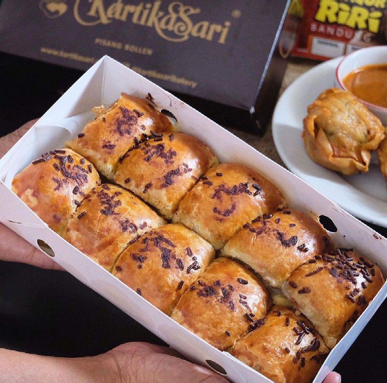 Pisang Bolen Kartika Sari.  7 tempat oleh-oleh khas Bandung terkenal mulai dari bolen hingga gepuk 