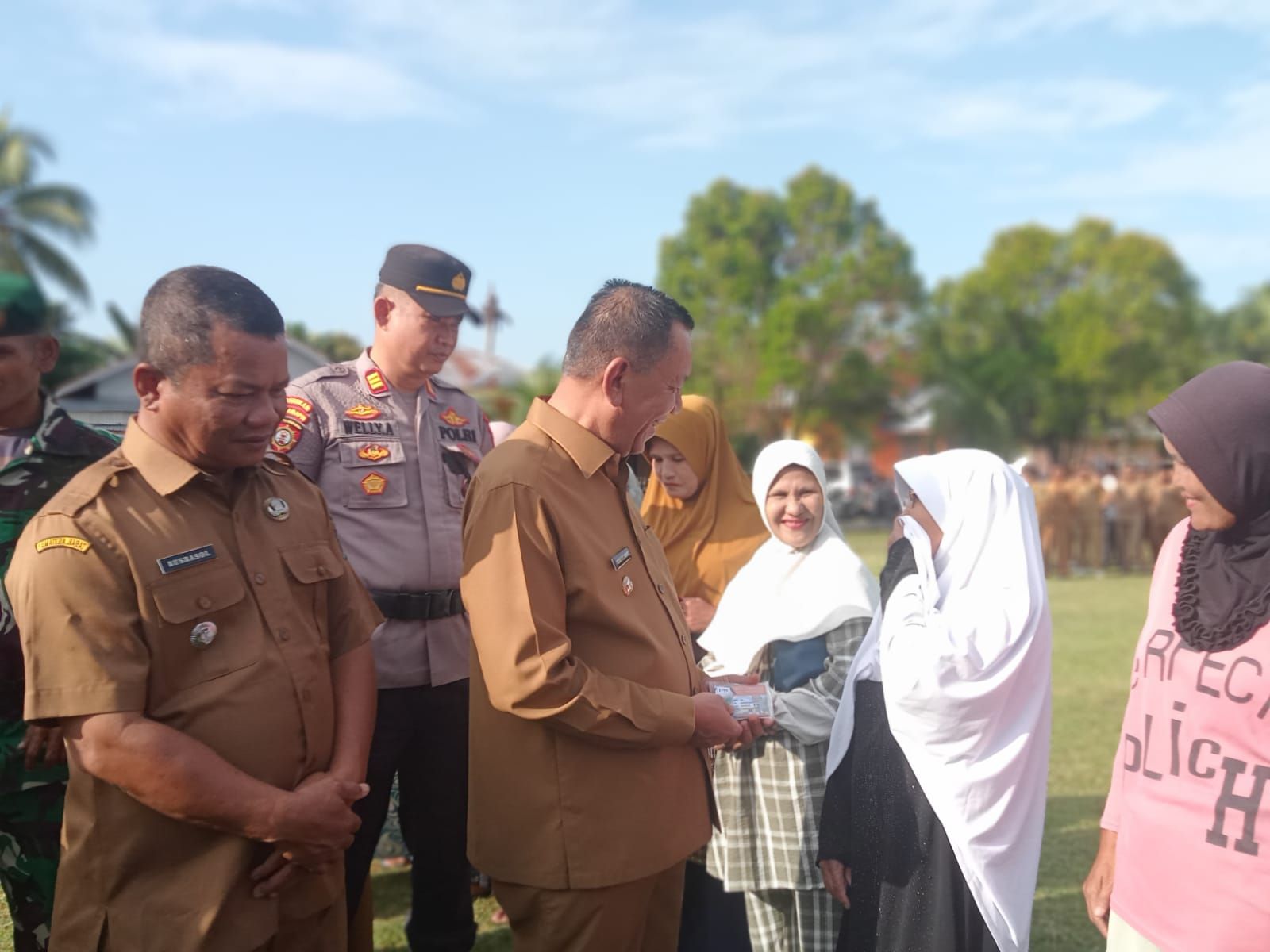 Bupati Pesisir Selatan Kembali Serahkan Kartu Bpjs Kesehatan Pasisia Rancak Kali Ini Di