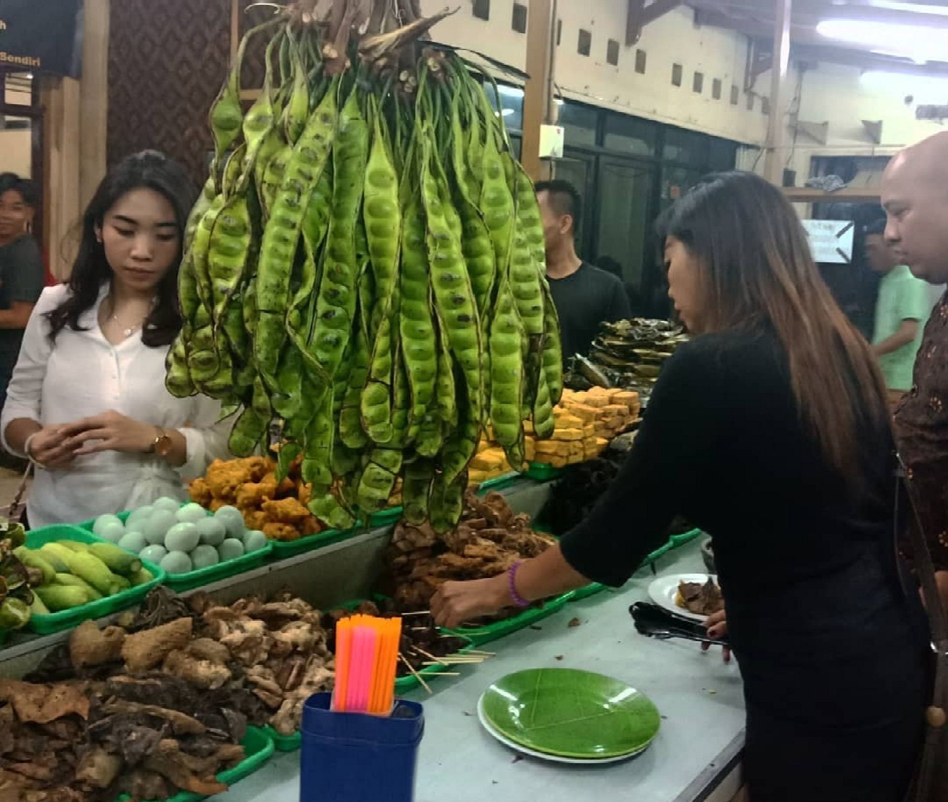 Rumah makan Ampera. 7 tempat sarapan enak sekitar stasiun Bandung yang selalu ramai dikunjungi, mulai dari sate terkenal hingga lontong kari legendaris 