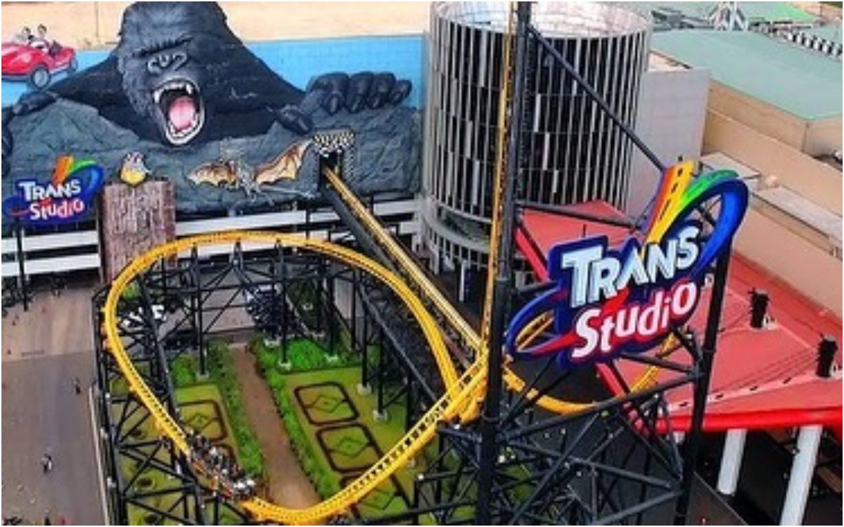 Keseruan bermain bersama di Trans Studio Bandung.