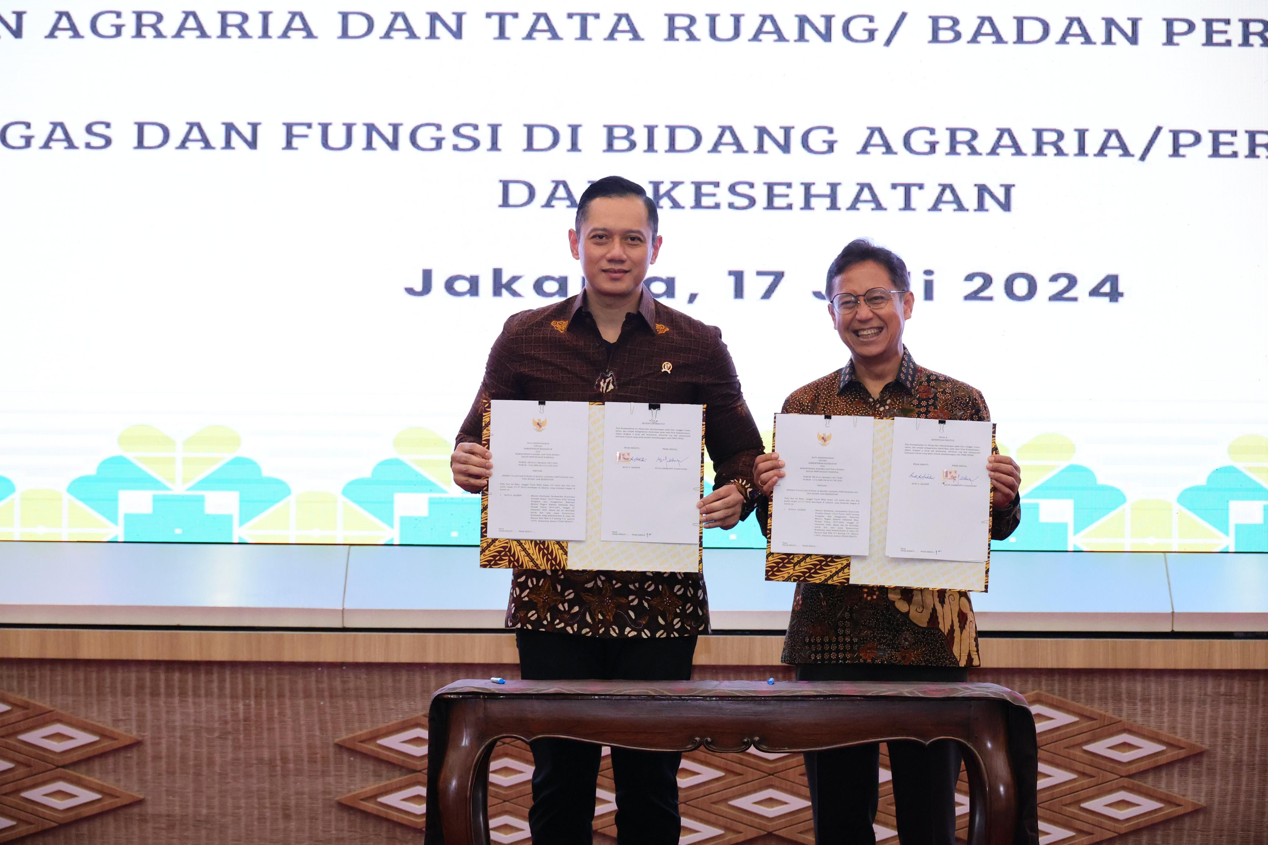 Menteri ATR/BPN AHY bersama Menkes Budi Gunadi Sadikin tandatangani MoU tentang Sinergi Tugas dan Fungsi di Bidang Agraria/Pertanahan, Tata Ruang, dan Kesehatan, Rabu 17 Juli 2024