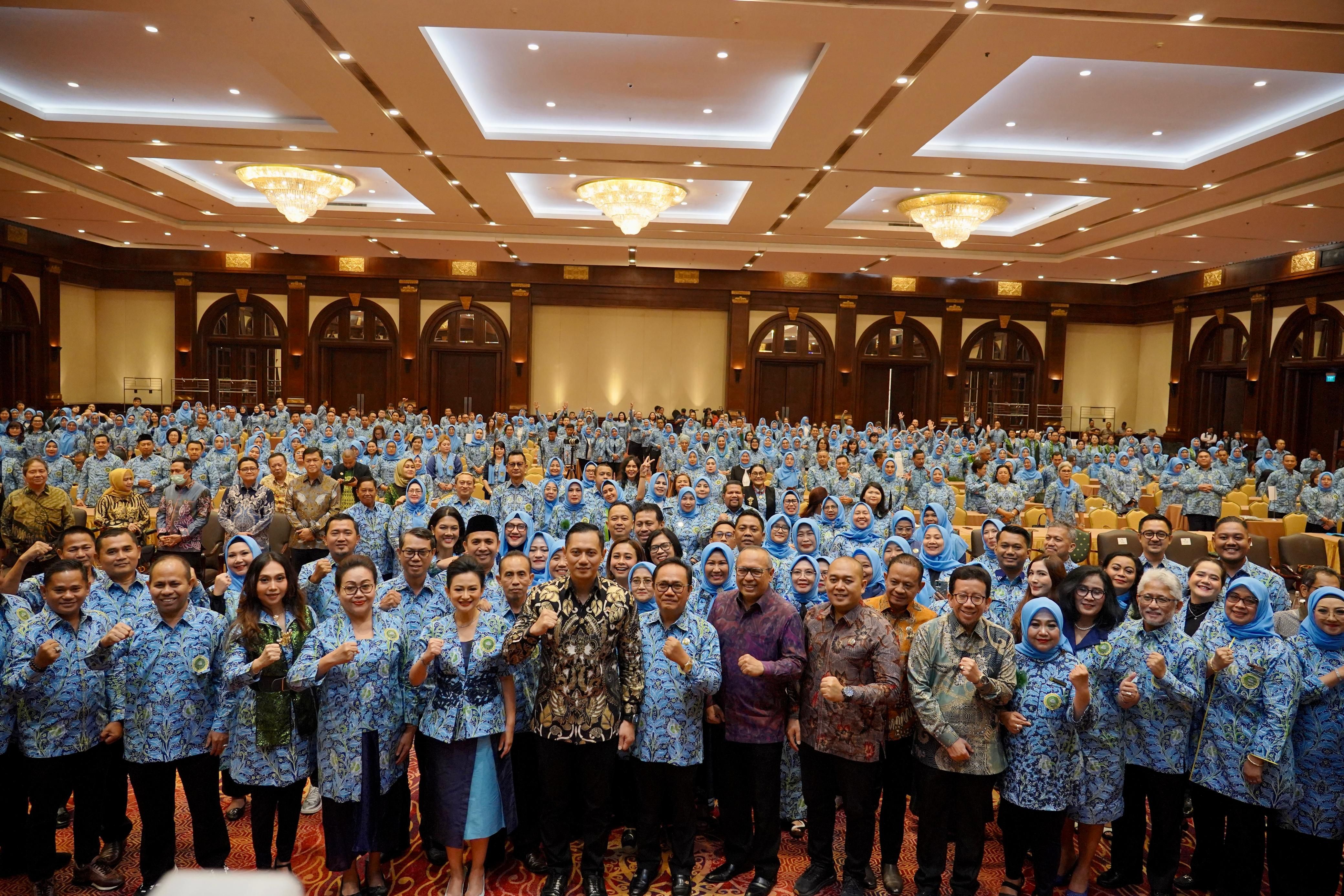 Menteri Agraria dan Tata Ruang/Kepala Badan Pertanahan Nasional (ATR/BPN), Agus Harimurti Yudhoyono (AHY) berfoto bersama dengan Pengurus Pusat Ikatan Pejabat Pembuat Akta Tanah (PP IPPAT) di Hotel Bidakara, Jakarta pada Senin, 15 Juli 2024.